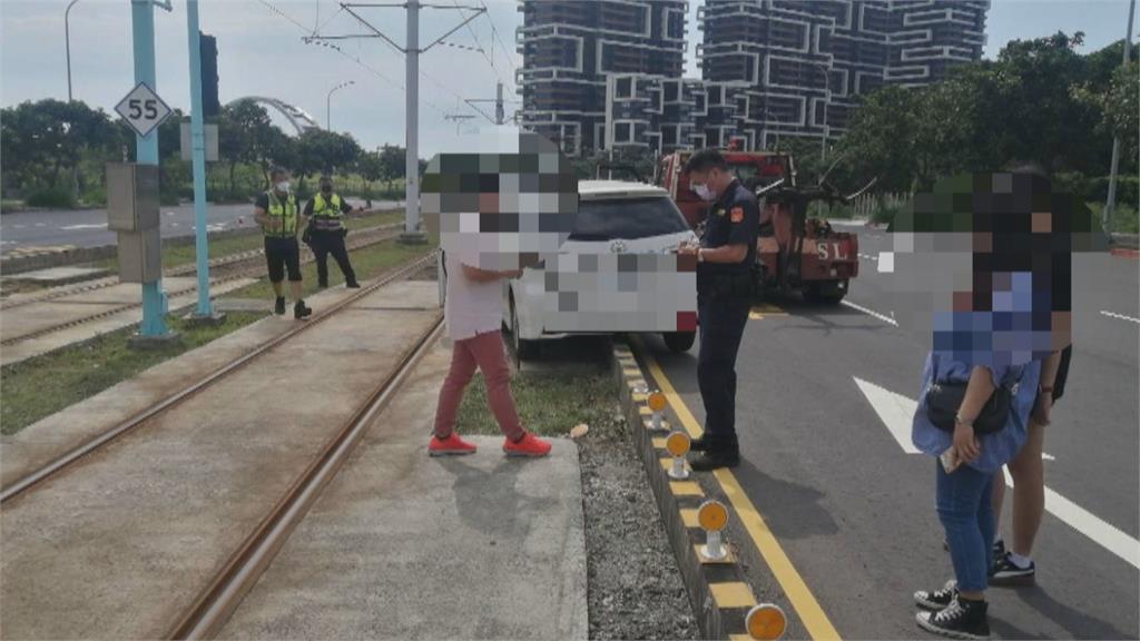 遊淡水...迴轉尷尬了! 轎車卡輕軌安全島 挨罰這麼多錢!
