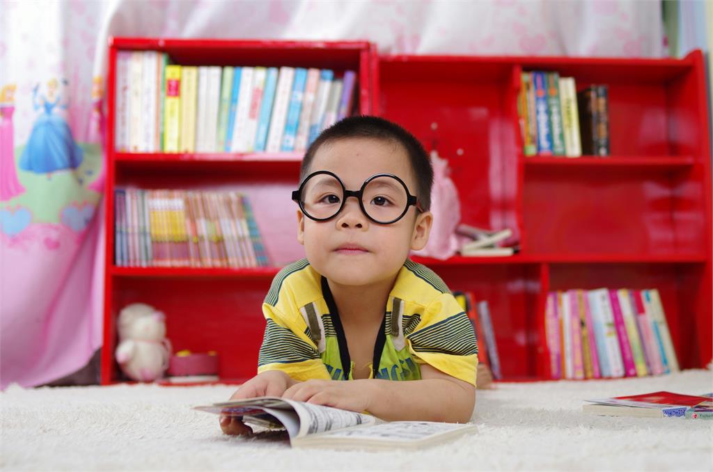 人妻不讓孩子碰3C卻還是「早早近視」她崩潰!網曝關鍵其實在於1點