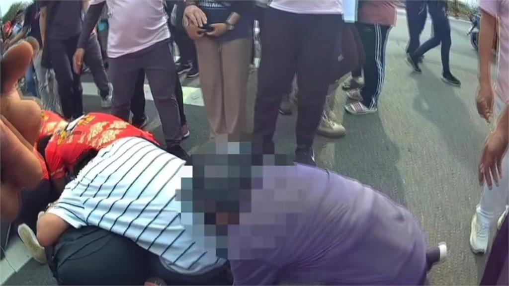 93嬤求平安鑽轎底 不慎被擠出 台中警暖心協助心願