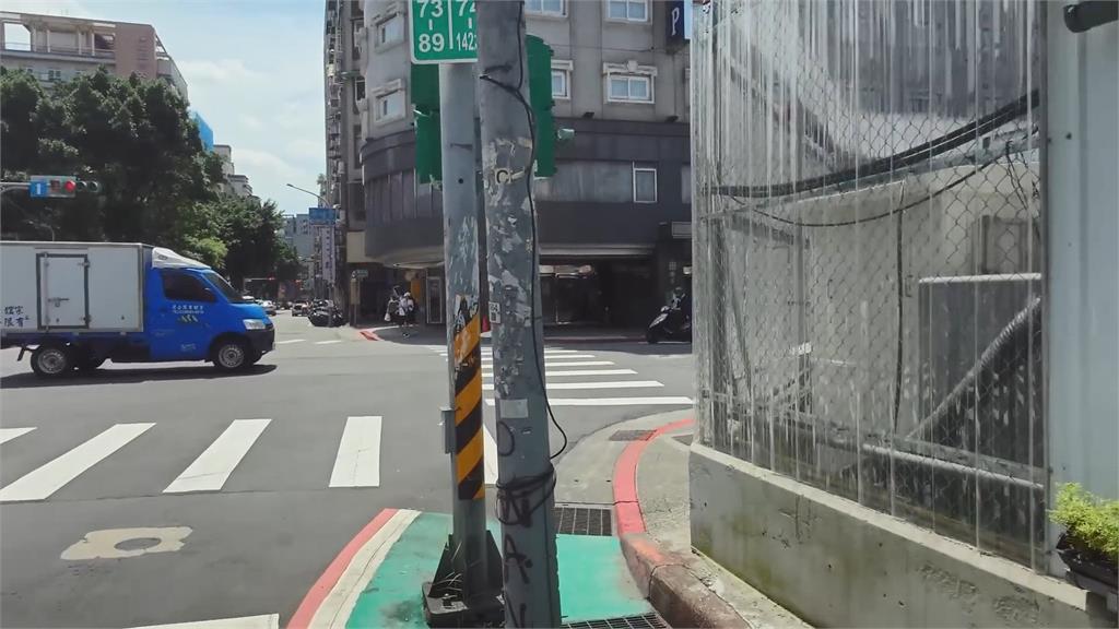 「行人地獄」雜物全擋住!網紅檢討車禍路口 他曝:路口存在陷阱設計