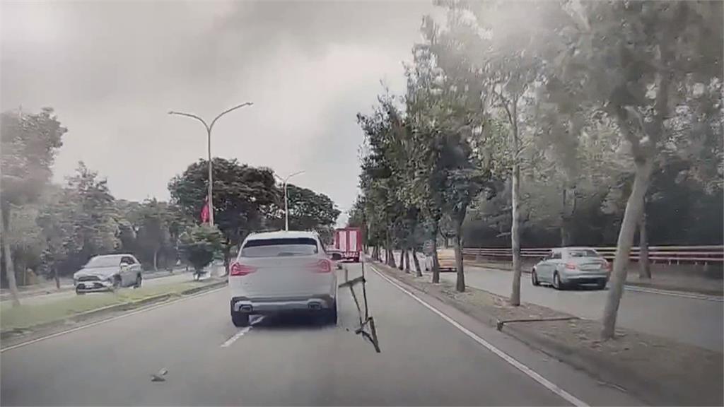 開車上班途中遇「暗器」　砂石車防捲杆掉落砸後車