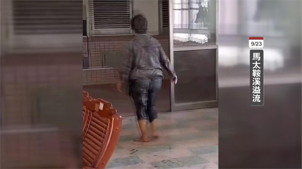 拍下母子檔洪水中驚險逃命! 紀錄者鬆口氣「兩人平安」