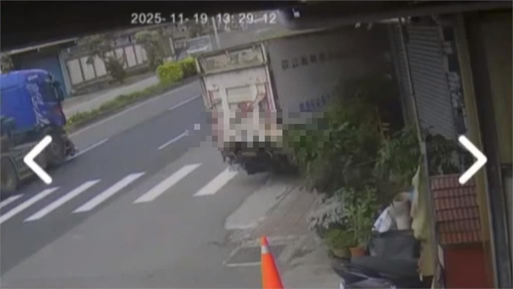 驚險！小貨車遭推撞衝進麵攤　麵攤起火冒煙　2婦嚇壞急奔逃