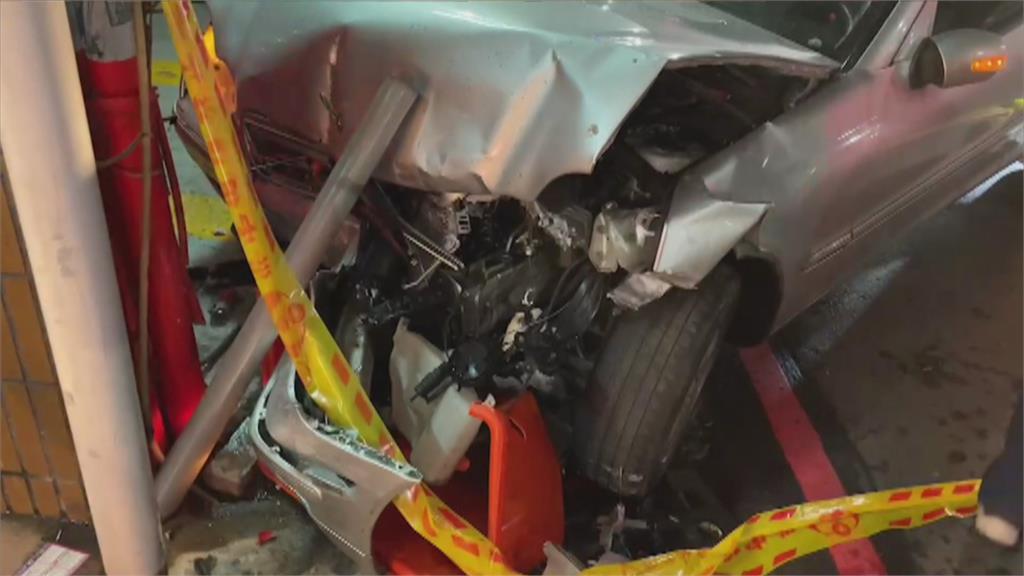無照男酒駕追撞2車肇逃 又失控衝進輪胎行落跑被逮