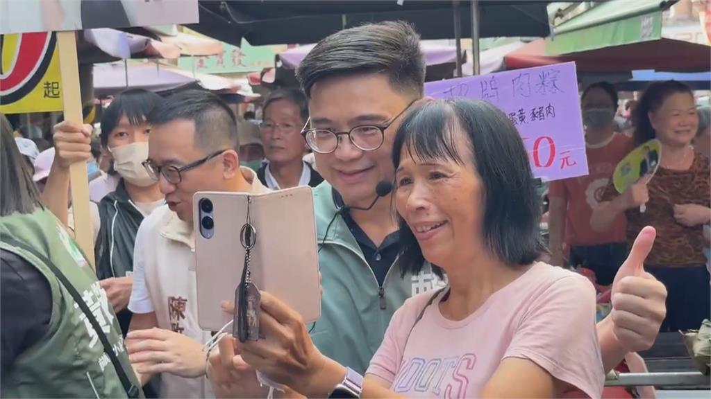 賴瑞隆小港二苓市場拜票 喊「當選隔天就上工」