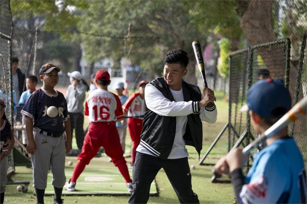 棒球/旅美雙雄海盜鄭宗哲、陳柏毓當教練!前進新竹辦公益棒球營指導小球員