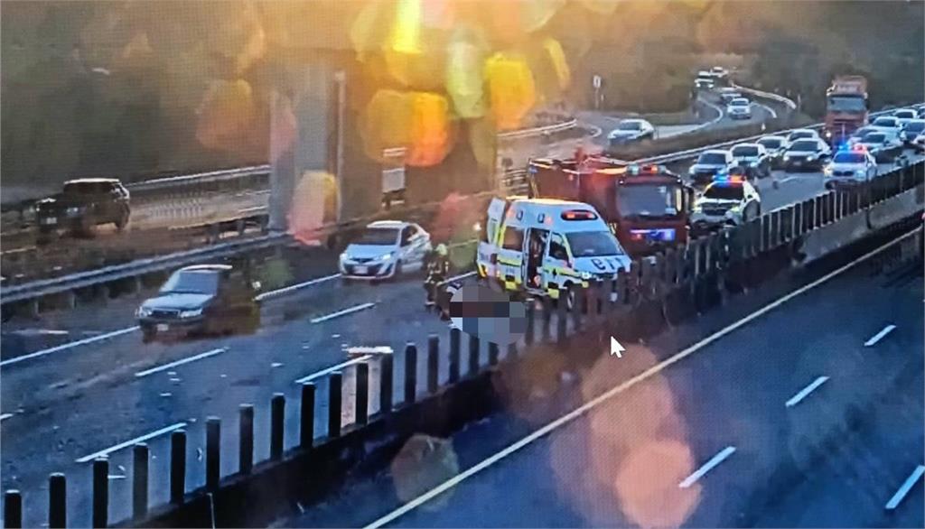 快新聞／國道4號清晨驚傳嚴重車禍！水泥車後方追撞　小貨車女駕駛拋飛重傷