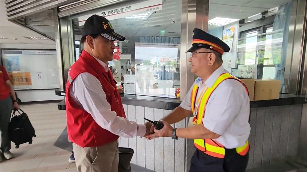 快新聞／光復救災任務結束！民眾目送季連成搭車北上　感人畫面曝光