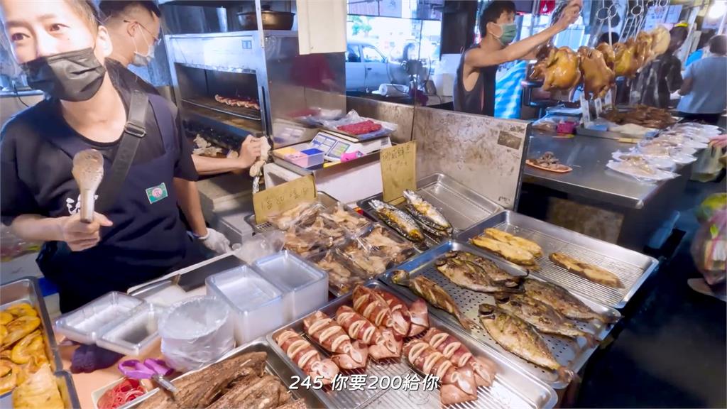 台韓夫妻逛黃昏市場被老闆娘「狂送折扣」　大讚：有禮貌人又好