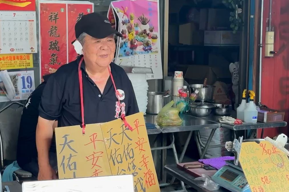 「右耳貼紗布」買烤雞折50元! 老闆挺川普:他說過要炸北京