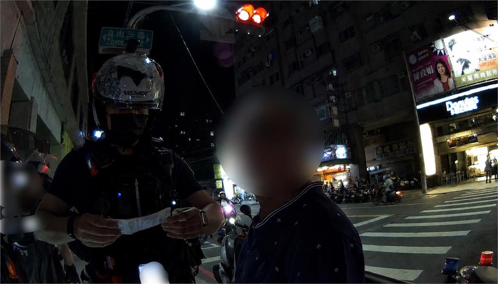 騎車等紅燈抽菸被警提醒　男子超激動反嗆遭現場壓制