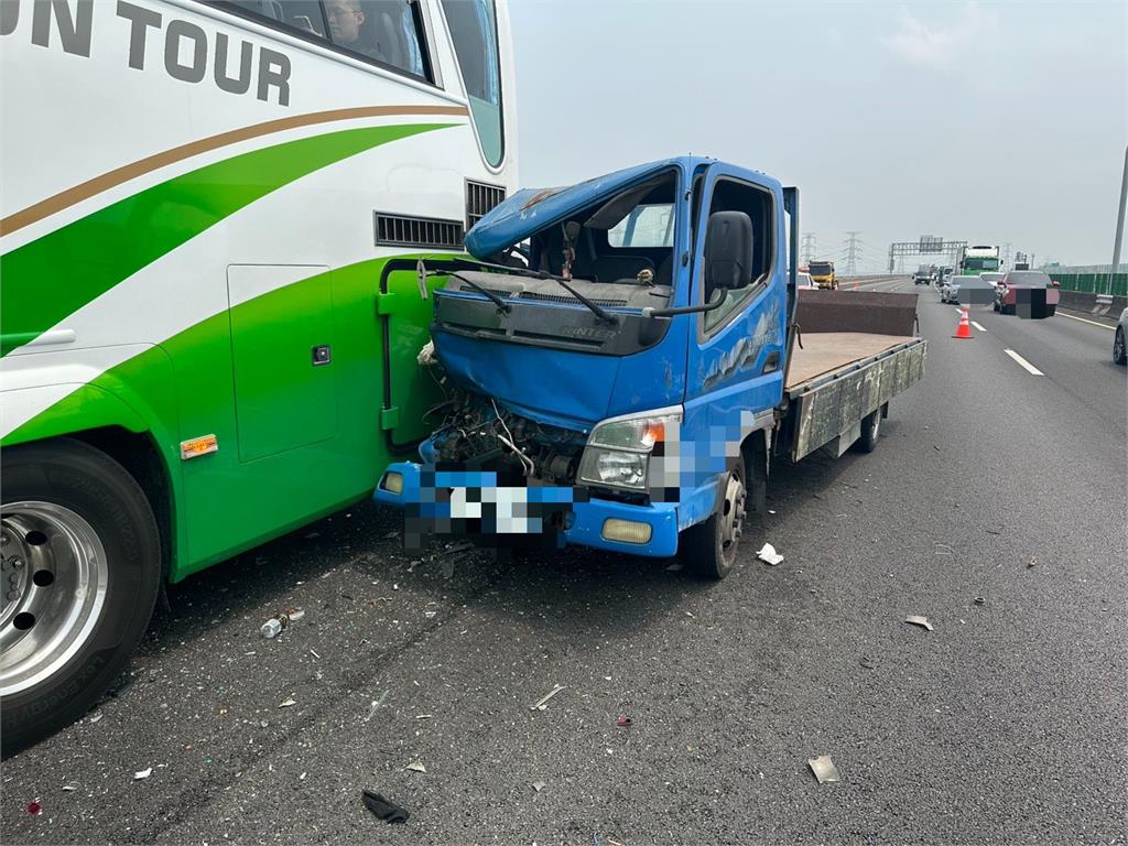 快新聞/連假首日「撞」況多!國3遊覽車遭追撞 小貨車慘成「夾心餅」側翻