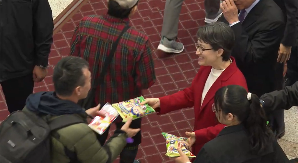 快新聞/總統府元旦開放參觀!賴清德親送紅包袋、限量版乖乖