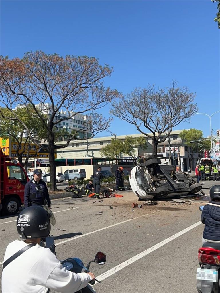 快新聞/小年夜驚爆翻車!台中男自撞波及5車 滿地殘骸如災難片