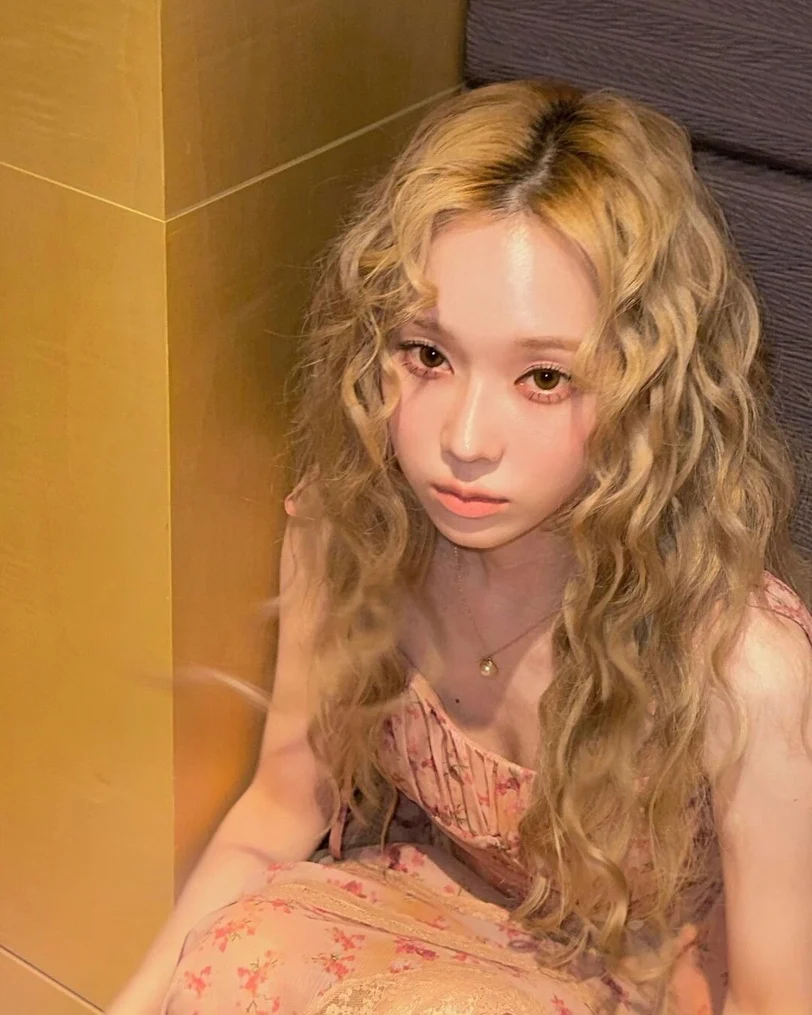 Kpop女偶像「羊毛捲造型」範本:Jennie、Rosé人生髮型再加一 慵懶性感完美拿捏!