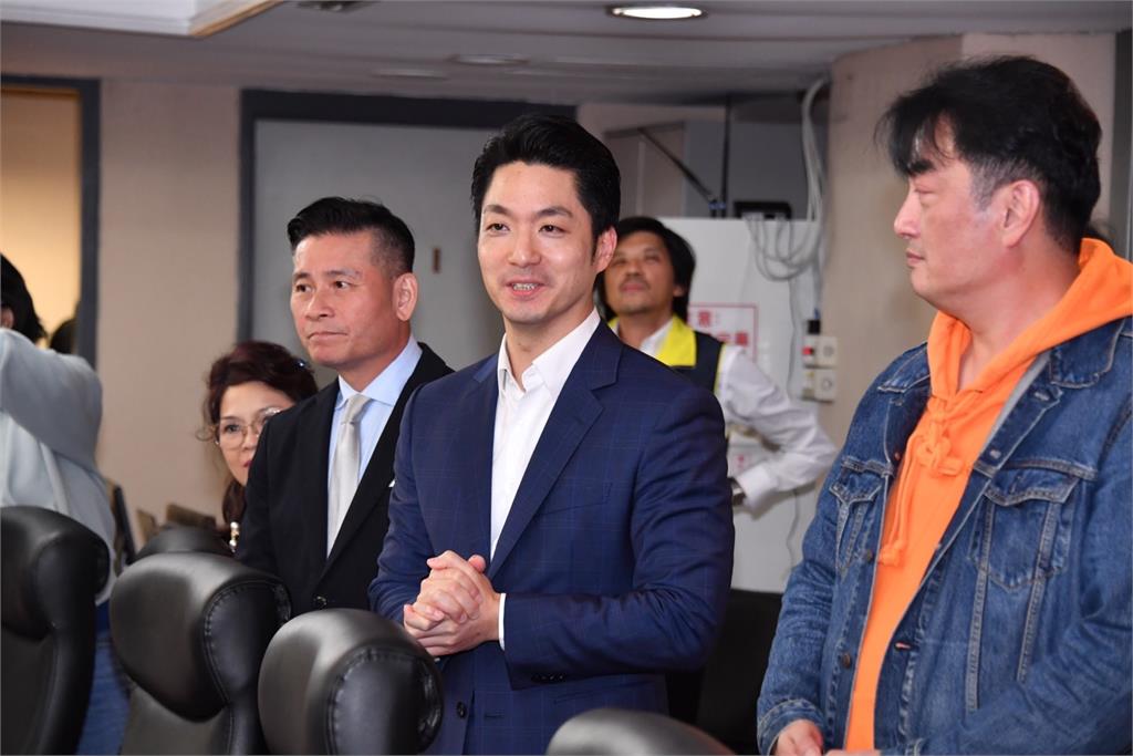 快新聞/赴議會送橘子!工務委員會籲撤銷京華城容獎 蔣萬安:兩週內研議