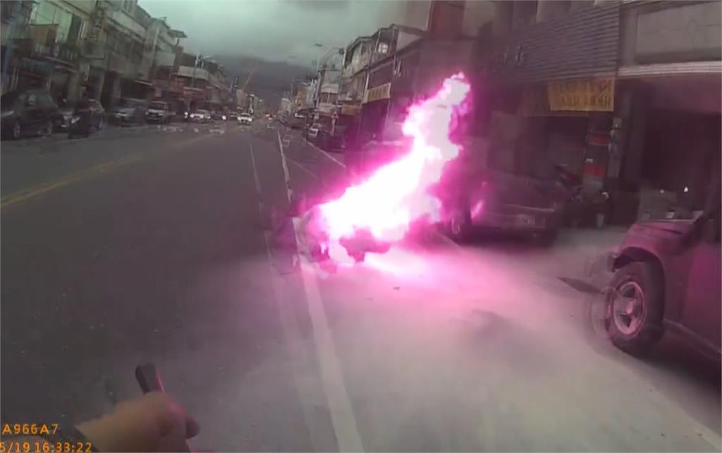 路上驚見「風火輪」! 騎士騎微電車竄火警急助滅火