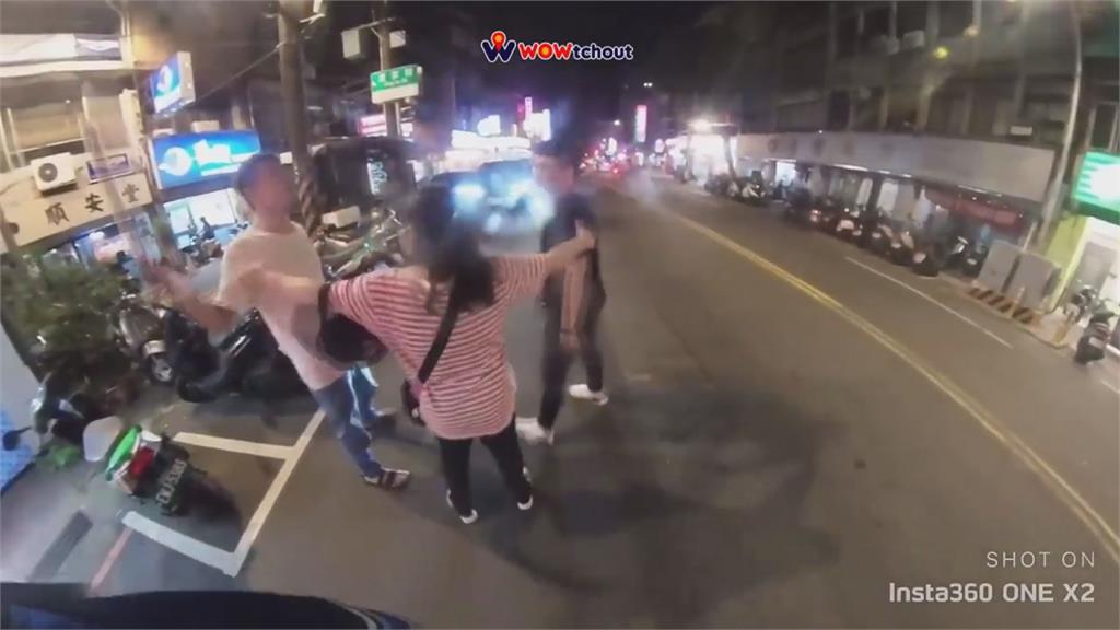 不爽被按喇叭!棒球猴持槍嗆聲超派 見騎士掏辣椒槍「抖一下」全被錄