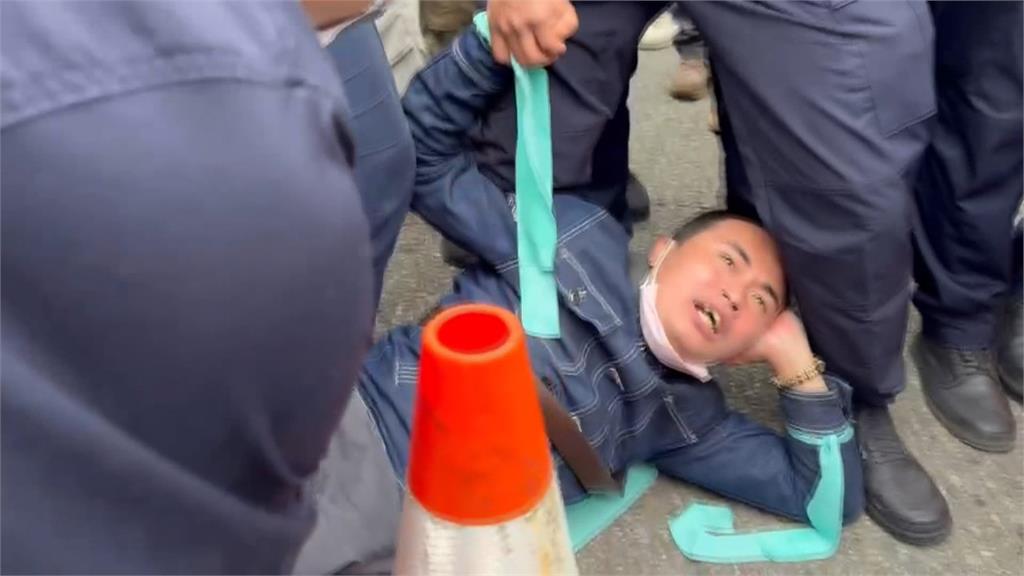 民眾黨上凱道集會大亂 游智彬「亂砸水球」 吃屎哥高喊柯貪汙