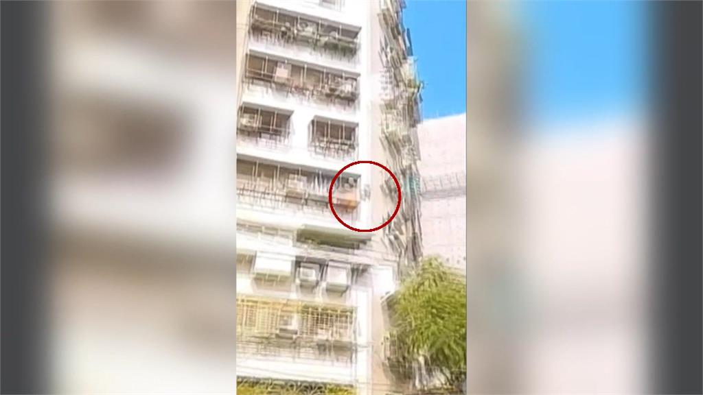 從天而降！新北大樓磁磚突剝落　猛砸一樓店家屋簷、經過騎士嚇傻
