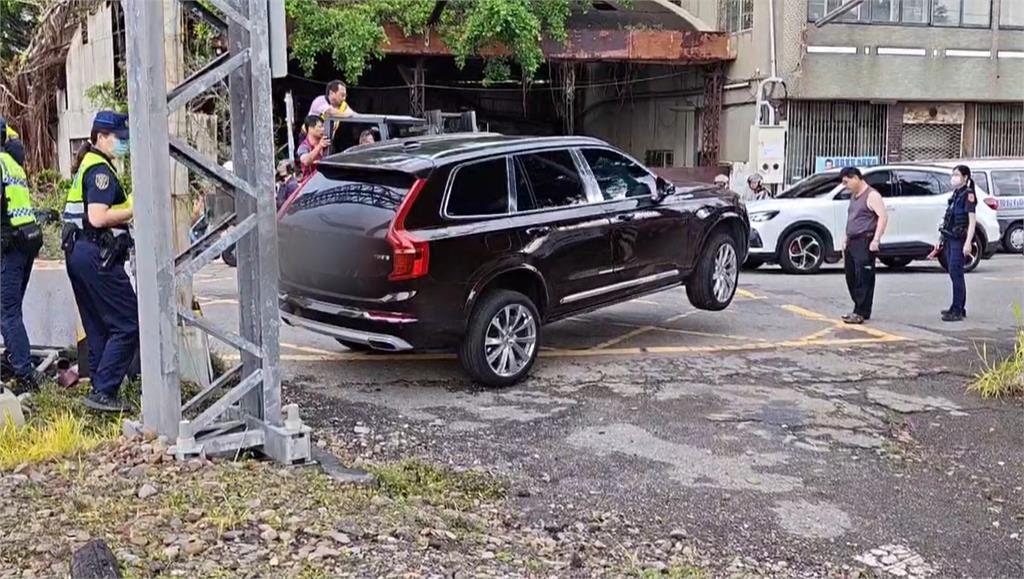 彰化8旬駕駛疑低血糖卡平交道　8列車延誤126分鐘