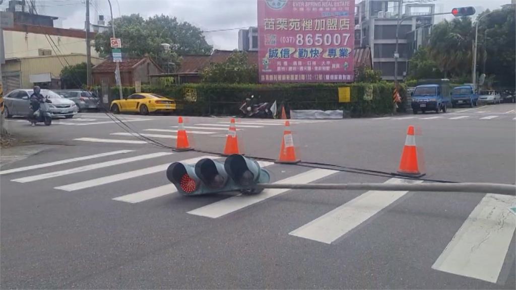 有夠大的風!　苗栗苑裡號誌燈桿遭攔腰吹斷