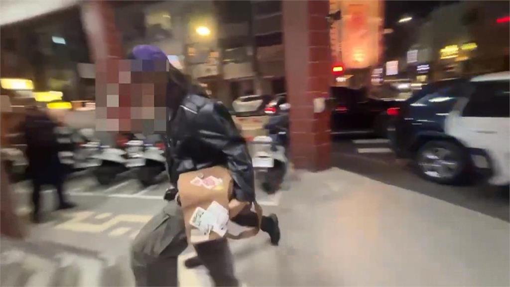 台南小客車與雙載機車擦撞 3人當街上演全武行