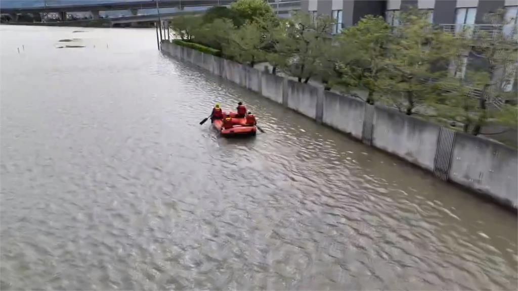颱風奇景!民眾划獨木舟買早餐 勇父撐竹筏送護理師女兒上班