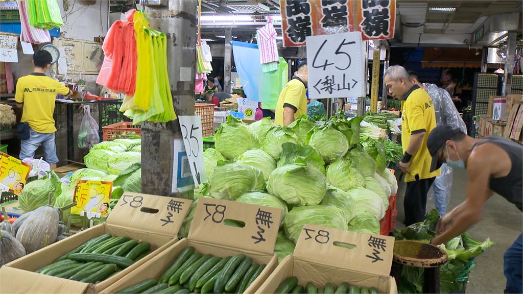 颱風大雨葉菜泡水 攤商預告:下星期菜價漲 中南部雨勢驚人 果菜市場攤商預告:下週菜價漲