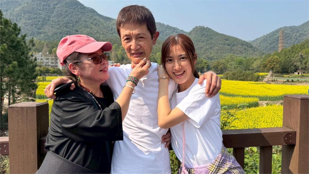 女星突曬30年前與「世界巨星」同框照!掀1.1萬網按讚朝聖:是無價之寶啊
