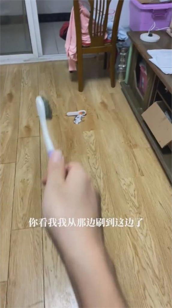 中國媽想給兒女友好印象！拿牙刷刷地2小時　網驚喊：沒必要這麼誇張