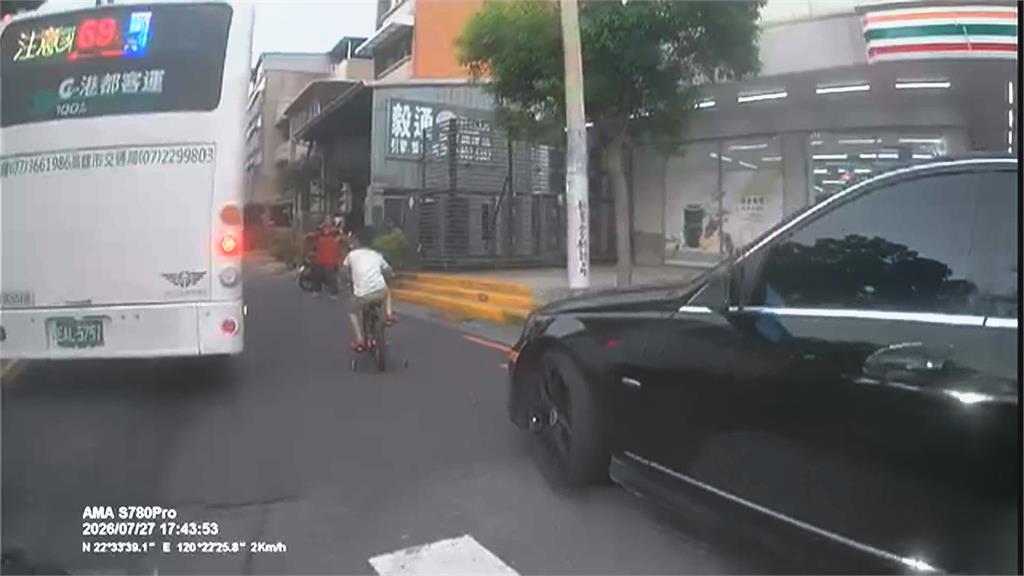 騎腳踏車撞上公車後輪　孩童倒地險遭輾