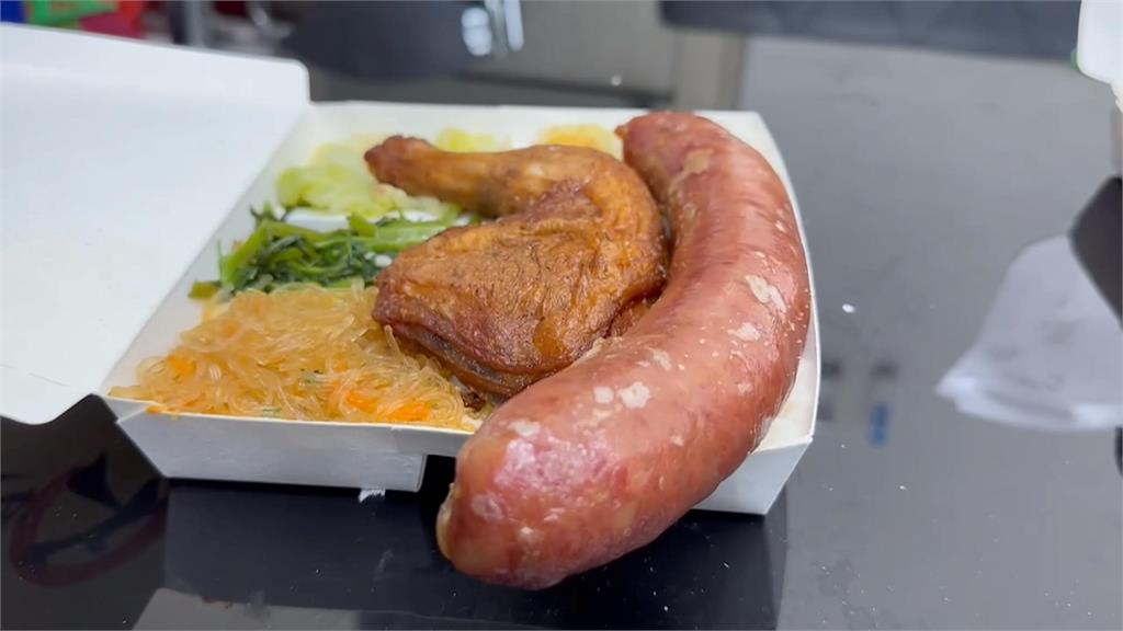 超豪華爆肉便當 香腸23公分超出便當盒.雞排比臉大