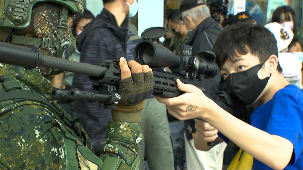 找嬰兒募兵? 海軍招募員社群幽默發文引熱議