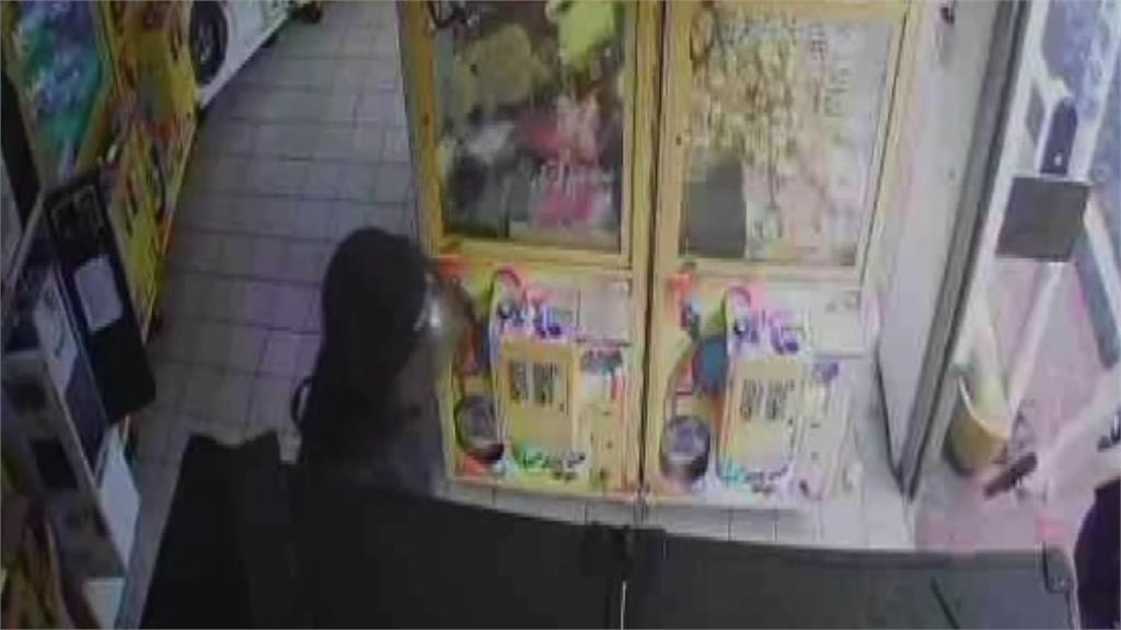 賊星該敗!紫南宮周遭娃娃機店行竊 小偷沒發現「員警就在後面」被逮