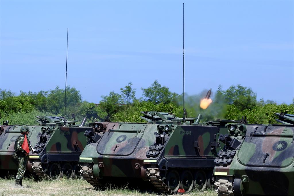 震撼!陸軍十軍團重砲保養射擊 連射56門炮彈無虛發