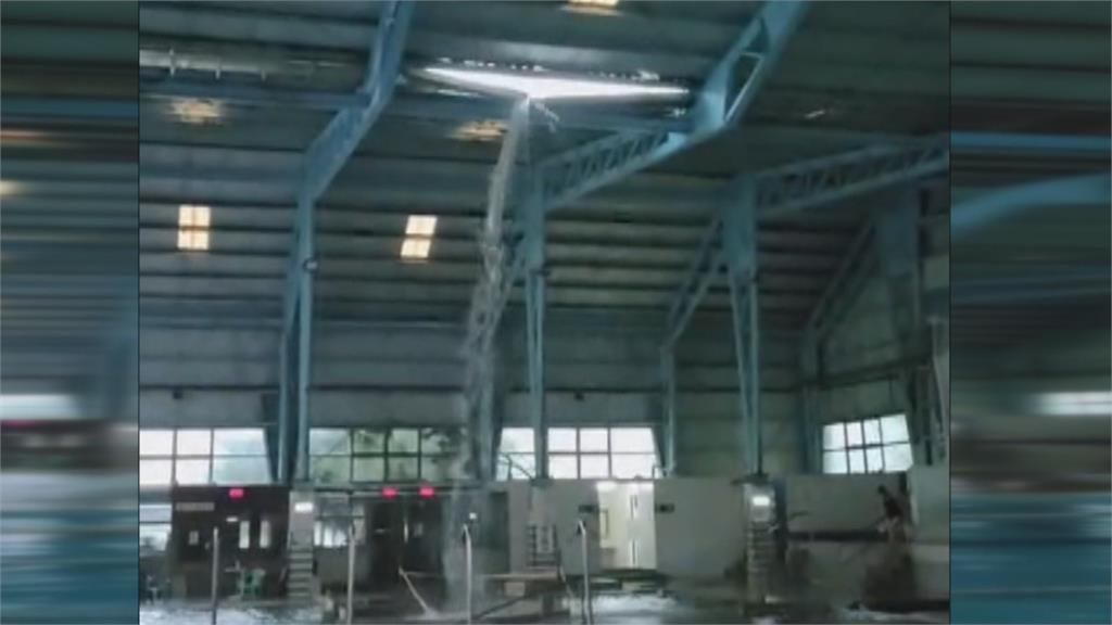 台南大雨!游泳池現天然SPA? 屋頂鏽蝕破洞漏水成「瀑布奇景」