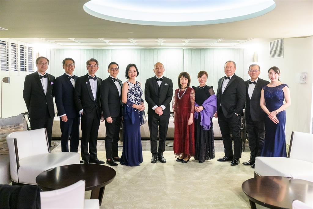 快新聞/大團結!韓國瑜「別黑領結」偕朝野立委赴晚宴 李彥秀致謝外交人員