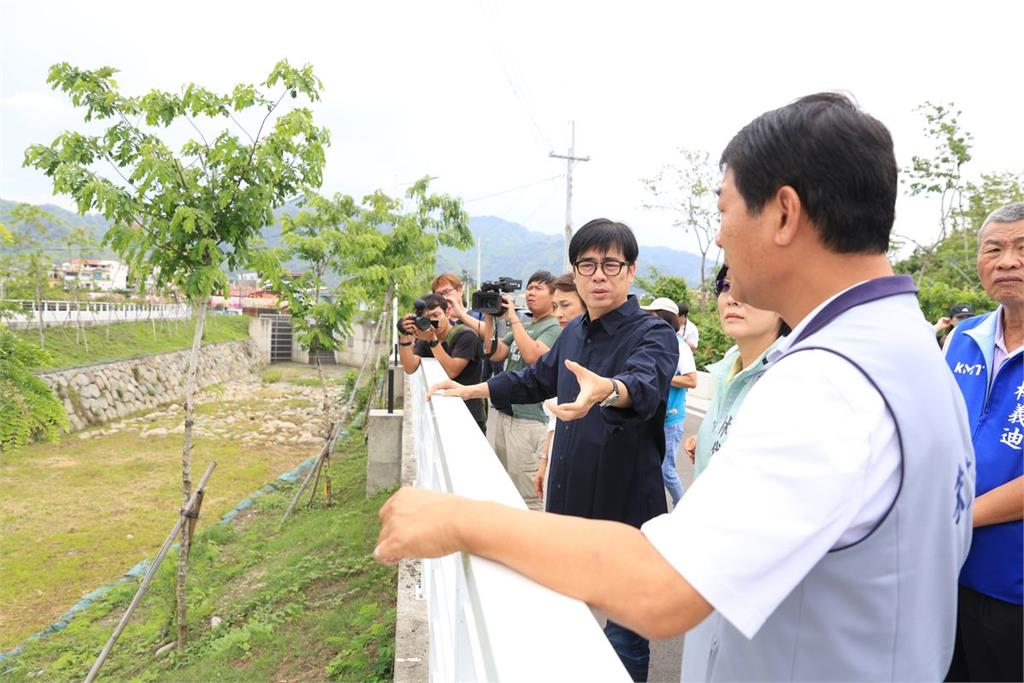 快新聞/ 5月汛期來臨 陳其邁「偕綠委」視察美濃三洽水滯洪池防汛整備