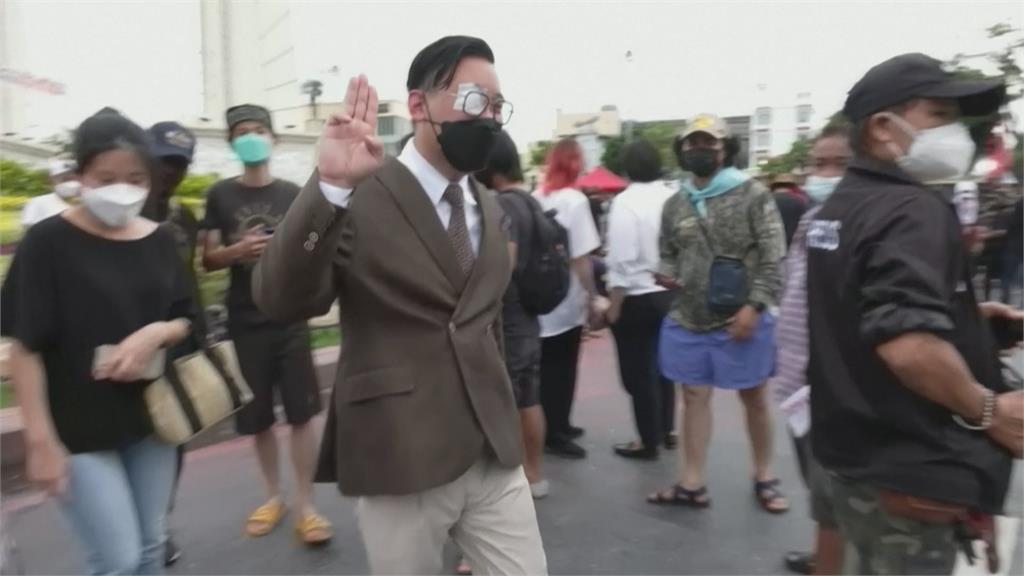 示威群眾湧上曼谷街頭　高舉「三指」抗爭手勢