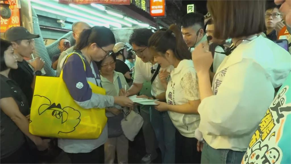 快新聞／「洋流」擠爆南機場夜市！沈伯洋掃街寸步難行　粉絲自製手燈狂閃