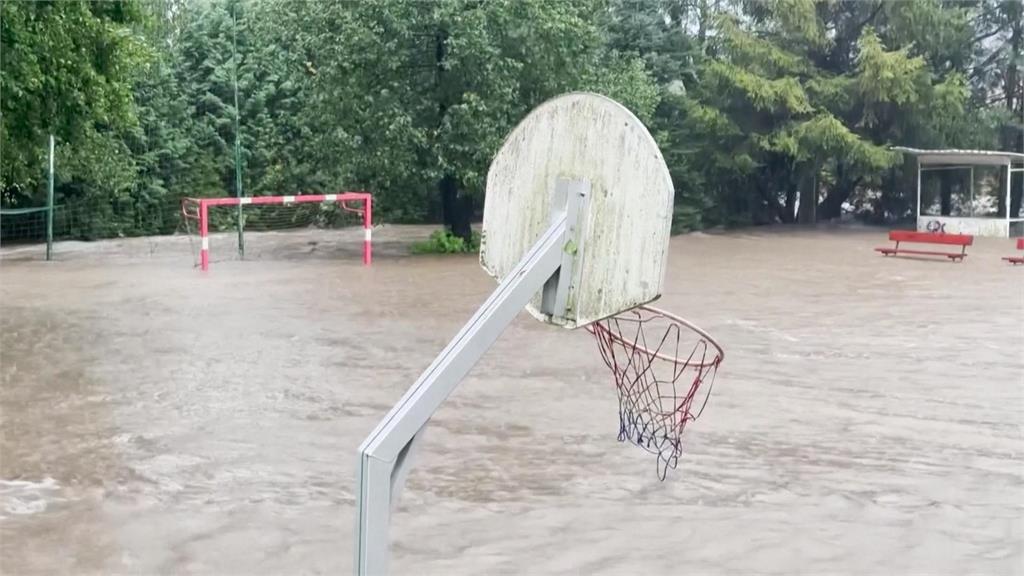 溫帶氣旋襲!捷克、波蘭豪雨成災 出動直升機、水上摩托車驚險救援