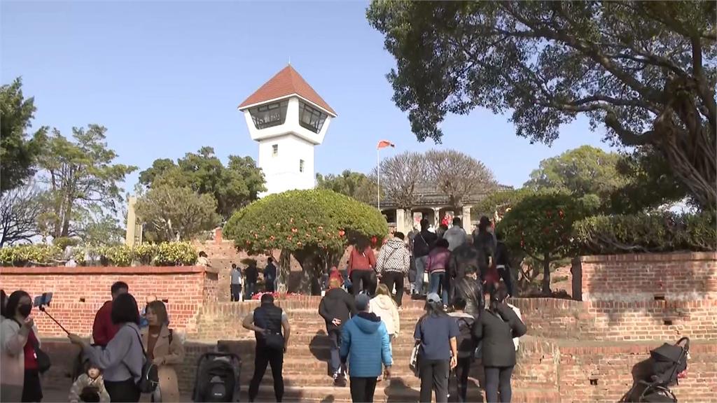 黃偉哲天后宮走春 民眾排長龍領紅包
