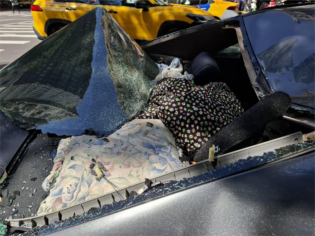 快新聞/台北市怎有石塊從天而降? 北市大樓外牆剝落意外砸傷車上母子