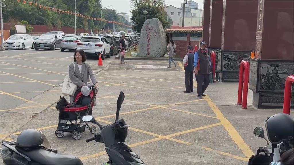 台南一處宮廟拒毛小孩入內! 廟門口飼主陪等參拜