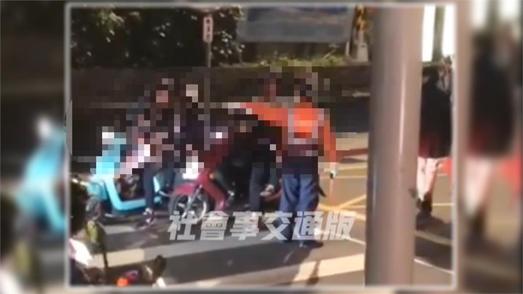 機車緩慢穿越過馬路行人也NG! 義交稱「未禮讓」攔下引爆口角