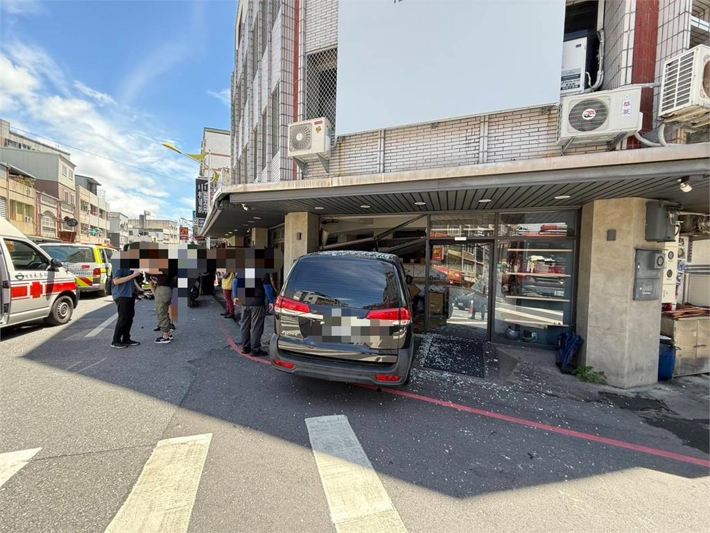 快新聞/飛來橫禍!花蓮早餐店遭廂型車暴衝撞入 釀13人輕重傷
