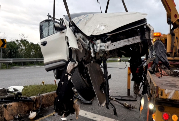 撞分隔島再撞遊覽車　台9線休旅車引擎噴飛