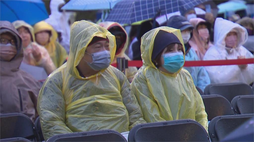 阿里山日出印象音樂會低溫中登場 湧數千遊客迎曙光「陰雨未能如願」