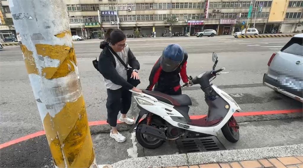 台中海線梧棲「這原因」風超大　騎士定格險翻車！民視記者合力救